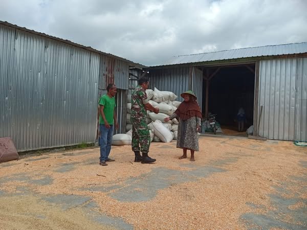 Babinsa Koramil 11/Jati Komsos Dengan Warga Desa Binaan