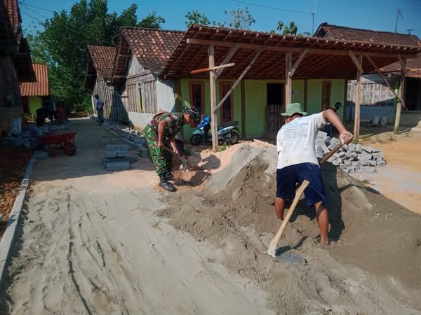Tumbuhkan Semangat Gotong Royong Babinsa Bantu Pasang Paving Block
