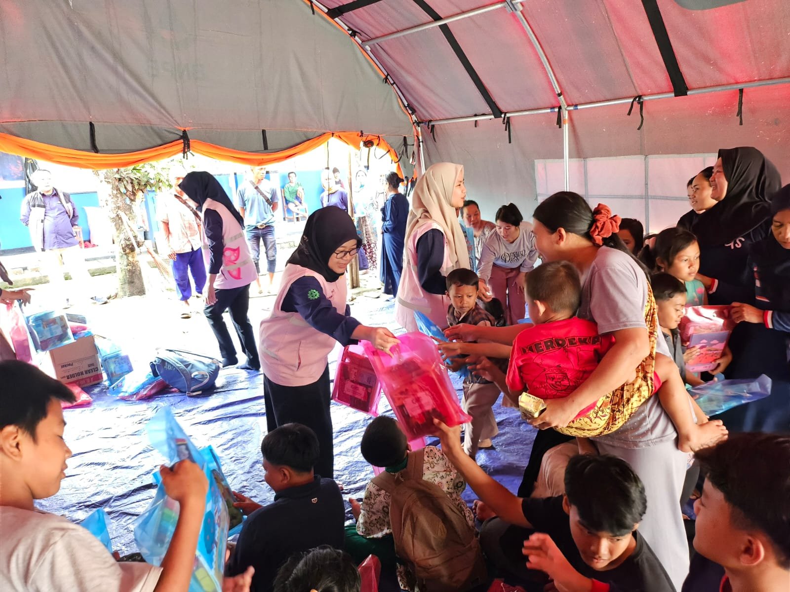 Srikandi PLN Jabar dan YBM Gelar Trauma Healing dan Pemeriksaan Kesehatan Gratis bagi Korban Bencana Sukabumi