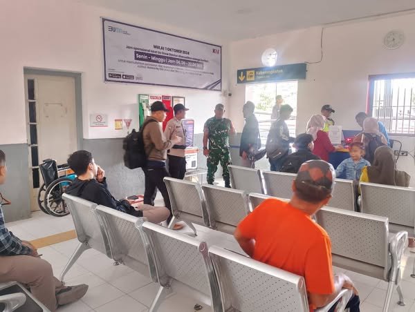 Jelang Libur Nataru Babinsa Koramil 09/Randublatung Pantau Stasiun Kereta Api