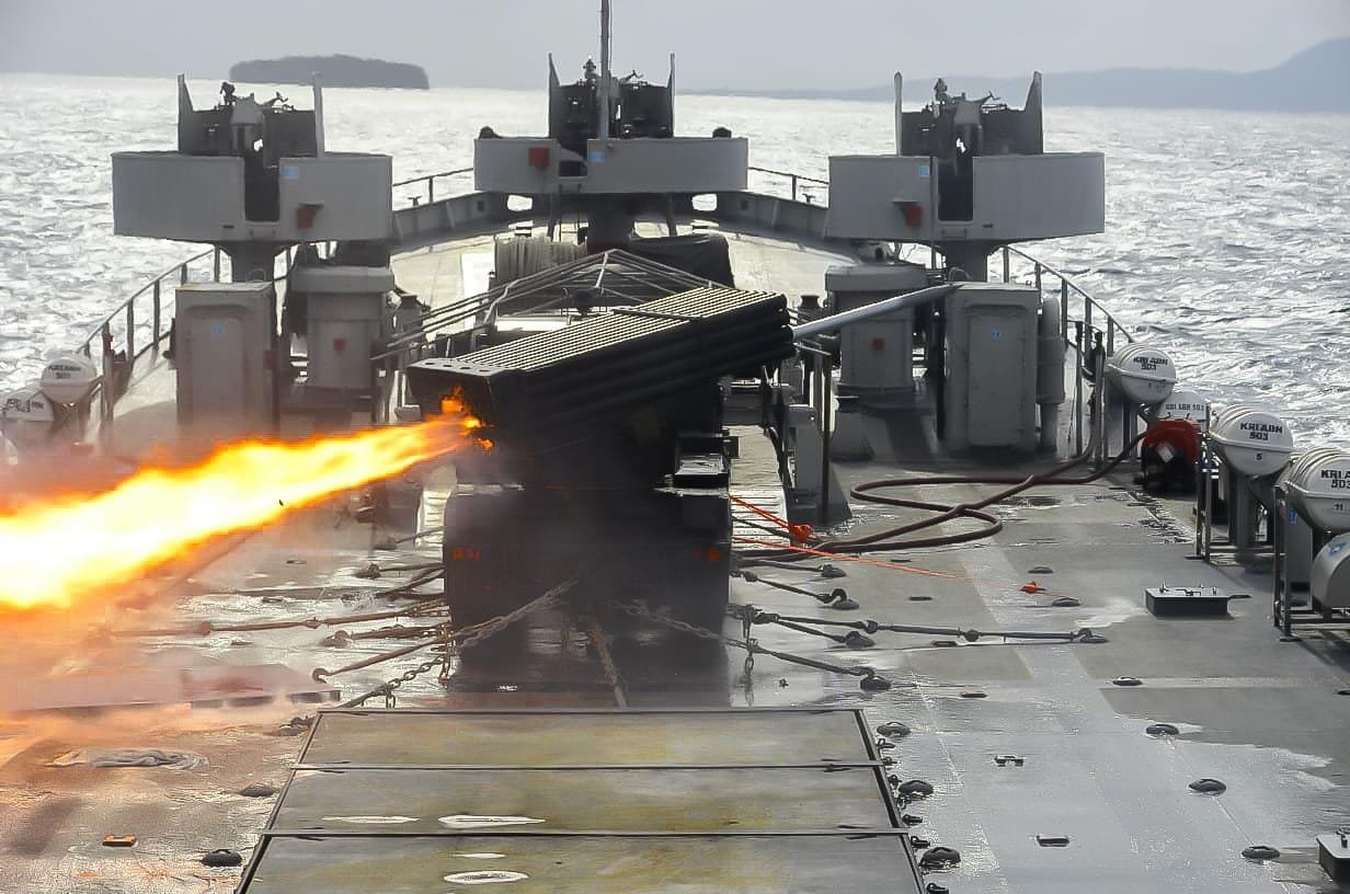 TNI AL Berhasil Menghancurkan Sasaran Strategis Musuh di Darat Dengan Tepat