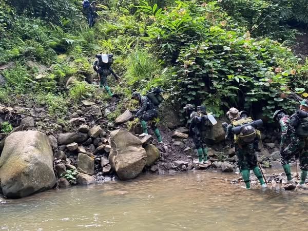 Pengawal Kedaulatan Perbatasan NKRI Satgas Pamtas Yonarmed 11 Kostrad Laksanakan Patroli Patok