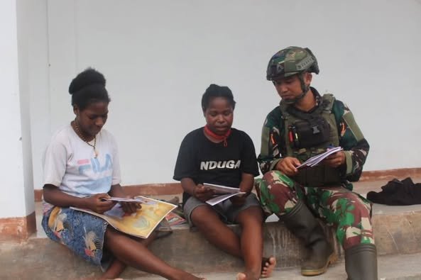 Satgas Yonif 503 Kostrad Fasilitasi Buku Baca dan Alat Tulis Bagi Anak Papua