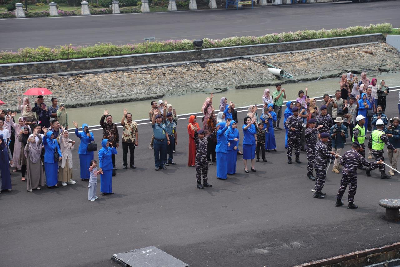 Isak Tangis Haru Keluarga Iringi Keberangkatan Satgas MTF TNI Konga XXVIII-P/UNIFIL