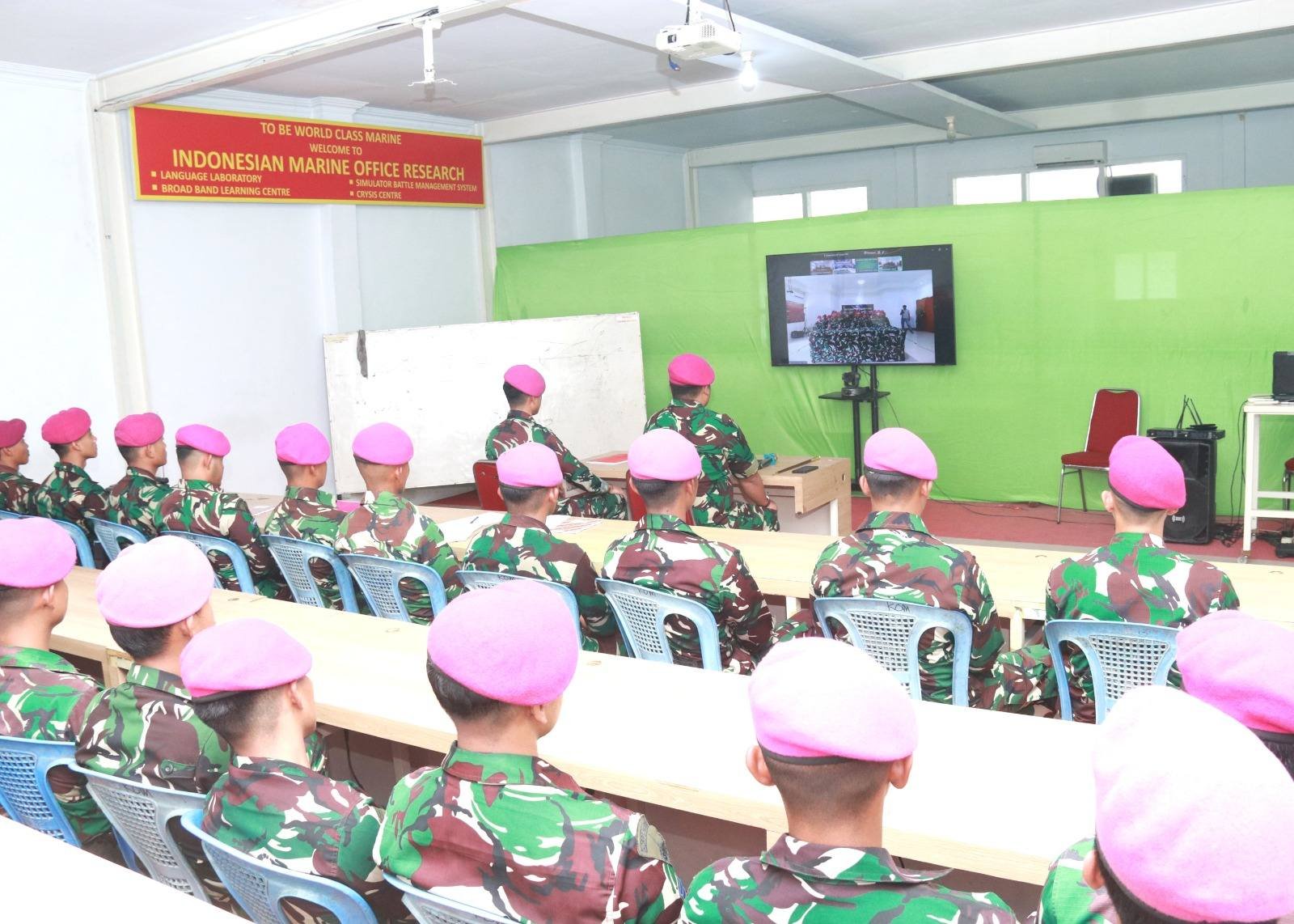 Prajurit Batalyon Komlek 2 Marinir Mengikuti Penutupan Latihan Penyegaran Pengoperasian Alat Pernika TA 2024