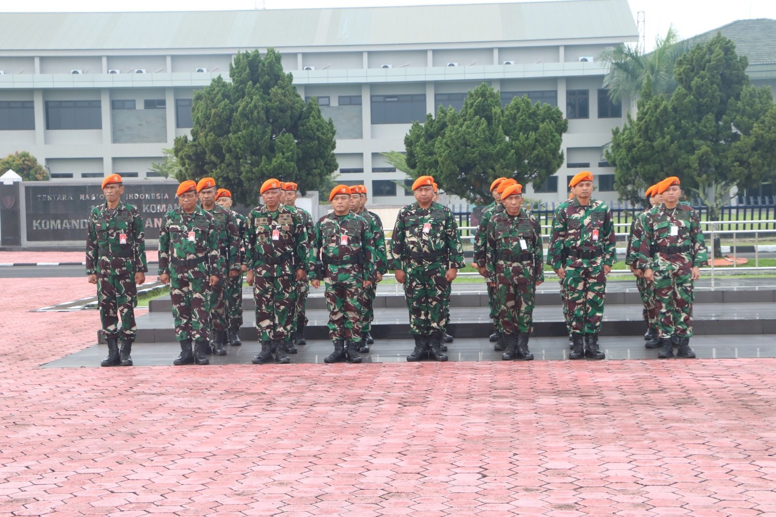 Asren Kopasgat Pimpin Upacara Bendera Mingguan Di Mako Kopasgat