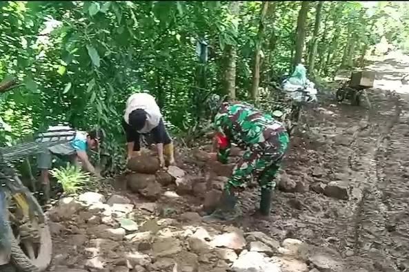 Atasi Kesulitan Warga Babinsa Koramil 1409-07/Tompobulu Bantu Perbaikan Jalan Tani