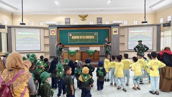 Wisata belajar lewat Outing Class Anak-anak TK dan Paud Berkunjung ke Kodim 0713/Brebes