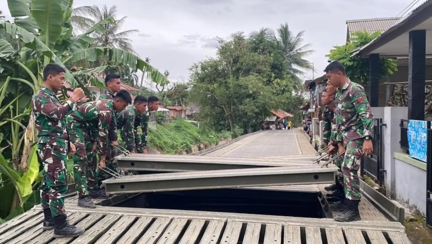 Yonzipur 9 Kostrad Pasang Jembatan MGB di Karawang Pulihkan Akses Warga