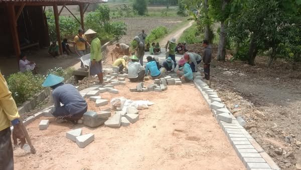Babinsa Botoreco Gotong Royong Bersama Warga Binaan Pasang Paving Jalan