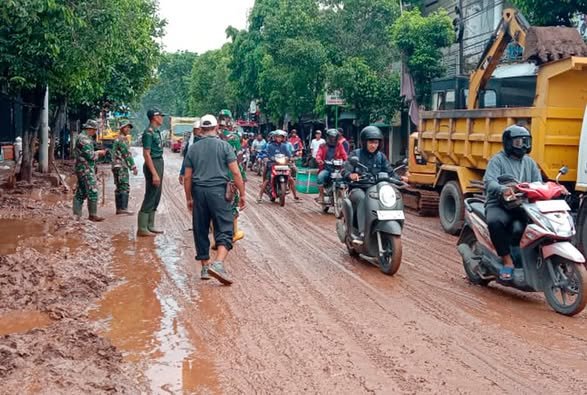 DANDIM 0811/TUBAN KERAHKAN TNI BANTU BERSIHKAN LUMPUR TERDAMPAK BANJIR DI RENGEL