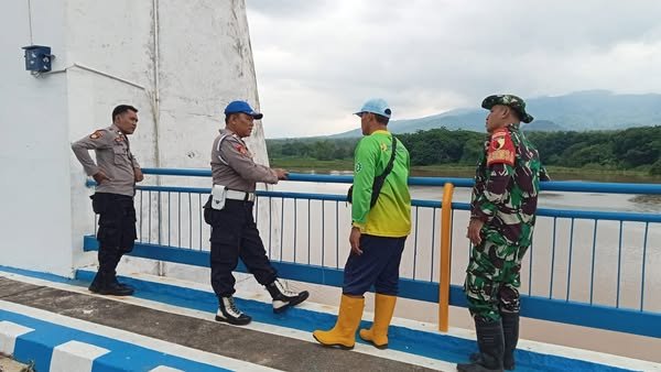 Babinsa Tapen Serka Lolok Sugianto melakukan pengecekan Tinggi Muka Air