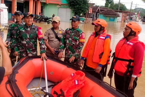 DANDIM TUBAN TINJAU LOKASI BANJIR DAN SIAPKAN EVAKUASI WARGA TERISOLIR