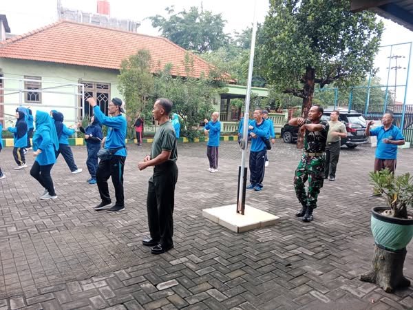 SEMANGAT KEBERSAMAAN TNI DAN PURNAWIRAWAN TERWUJUD DALAM SENAM BERSAMA DI SIDOARJO