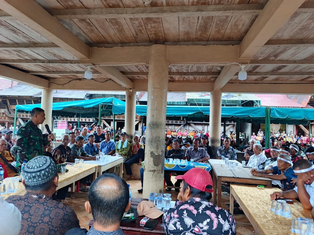 Danramil 12/Telukdalam Mayor Inf Yustinus Waruwu Melayat ke Rumah Duka di Desa Hiliamaeta Niha