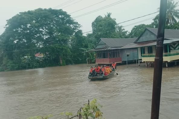 Kodim 1423/Soppeng Bantu Evakuasi Warga Terdampak Banjir