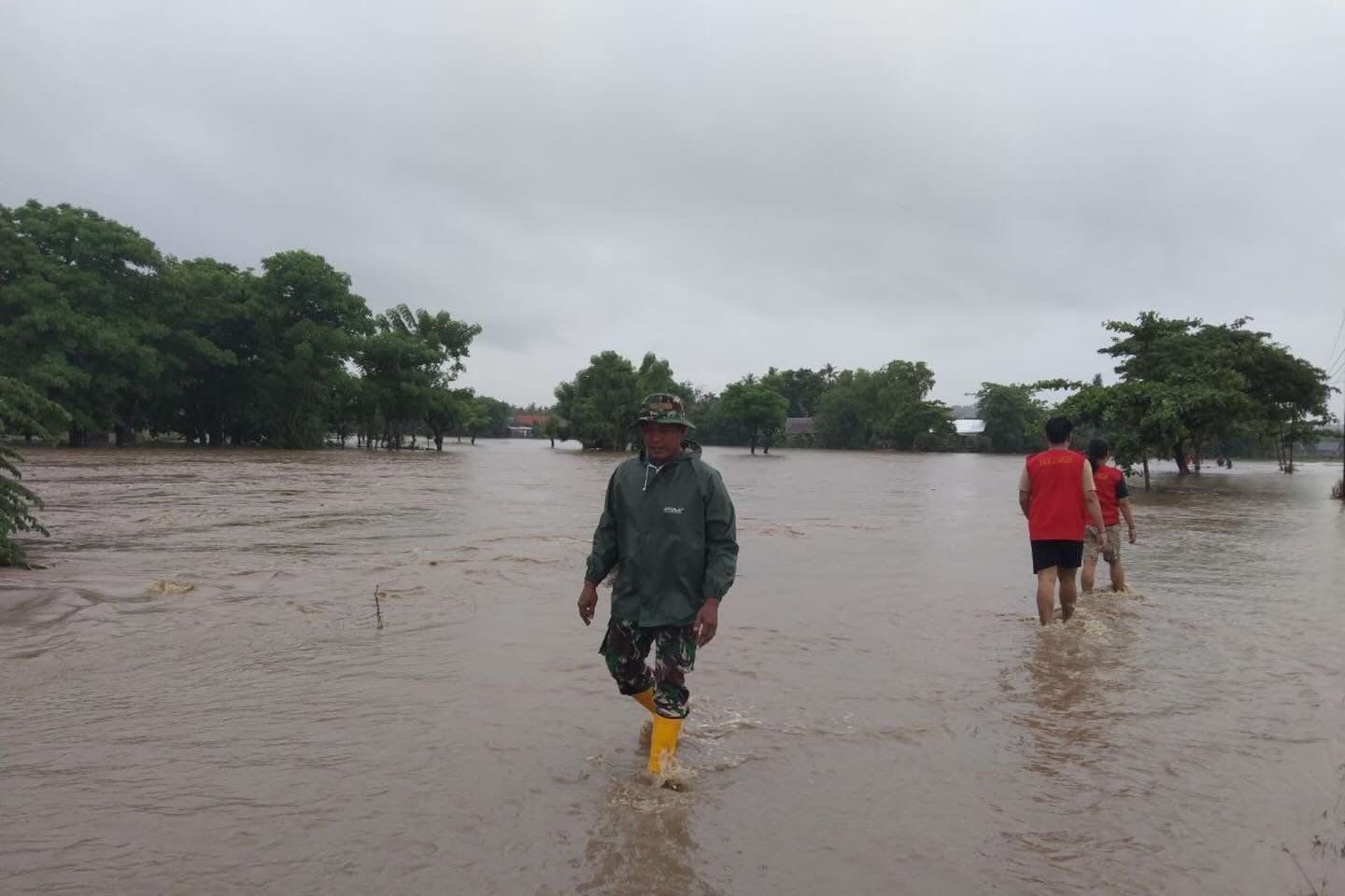 Babinsa Kodim 1425/Jeneponto Gerak Cepat dan Sigap Bantu Masyarakat Terdampak Bencana Banjir