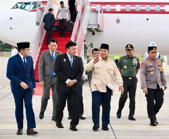 Panglima TNI Sambut Kedatangan Presiden RI Setelah Kunjungan Kerja di Mesir dan Ikuti Rapat Terbatas Dengan Presiden
