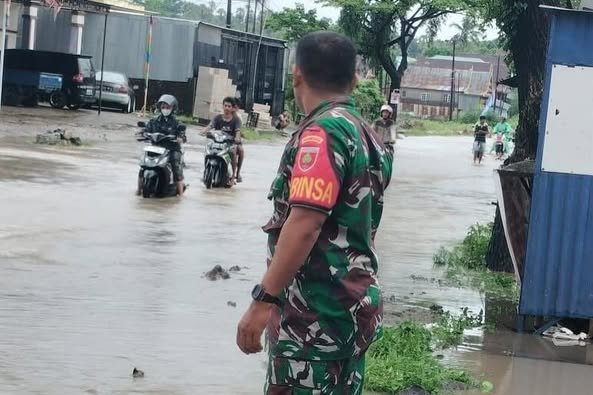 Babinsa Koramil 1425-02/Bangkala Kodim 1425 Jeneponto Pantau Kondisi Banjir di Jln Poros Jeneponto-Takalar