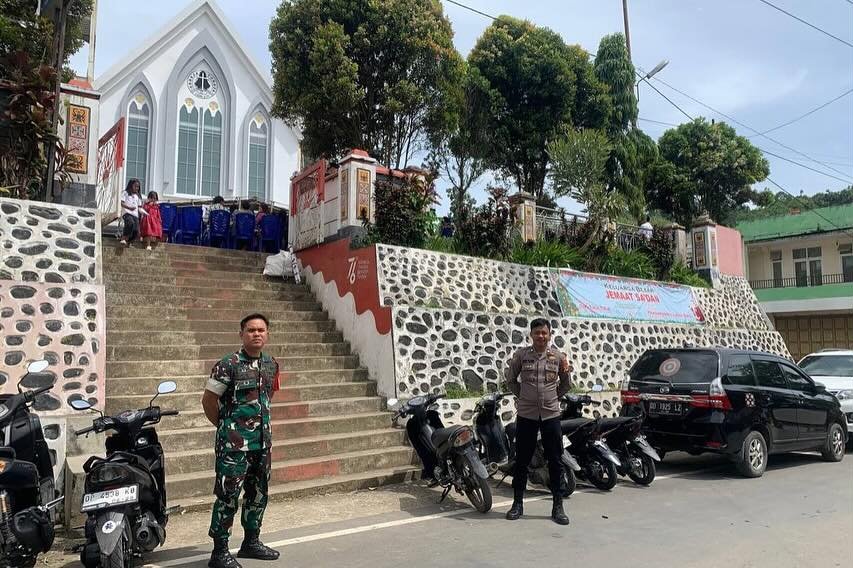 Kodim 1414/Tator bersama Polri Bersinergi Amankan Perayaan Ibadah Natal di Gereja Toraja Jemaat Sa’dan