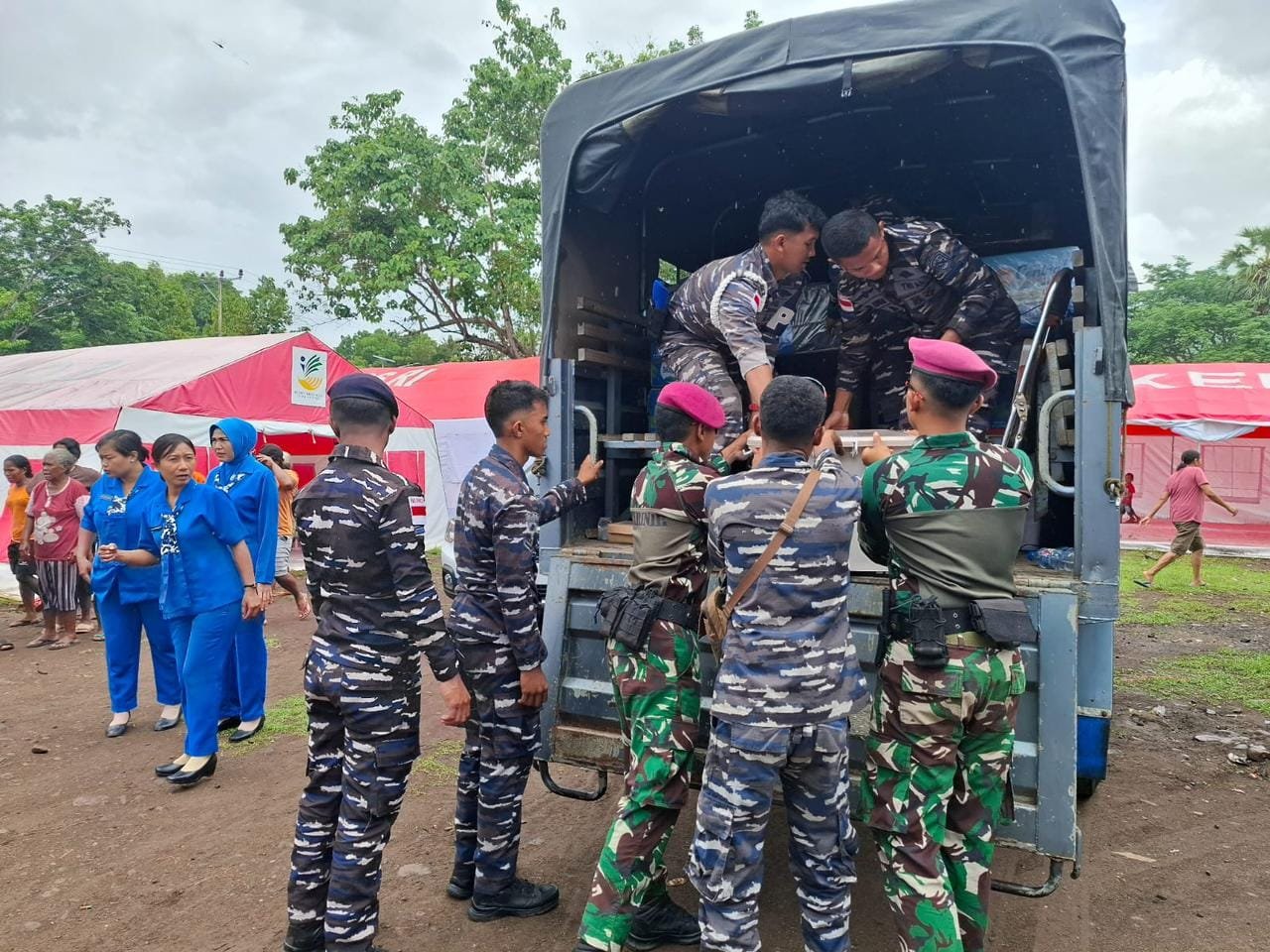 Di Posko Pengungsi Konga, Satgas Yonmarhanlan VII Kupang ,Terima Kunjungan Kapolda Nusa Tenggara Timur dan Bansos Ketua DJA 2