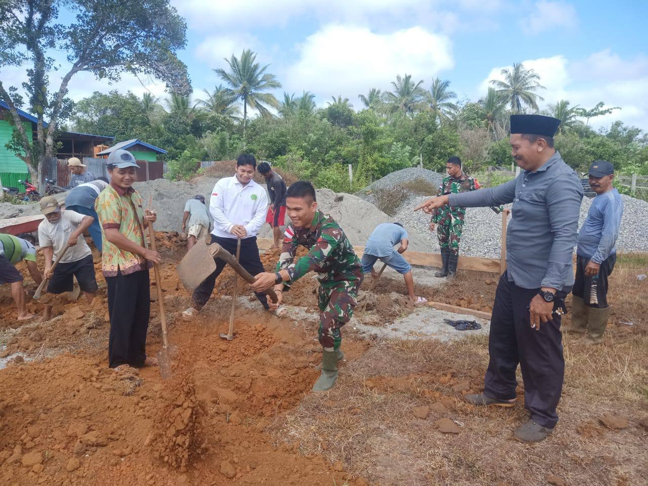 KARYA BAKTI SATGAS YONIF 144/JY DENGAN WARGA MANDEKMAN WUJUDKAN SOLIDARITAS TNI DIPERBATASAN