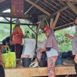 Dukung Asta Cita Presiden RI, Polsek Sukadana Ajak Warga Salakaria Buat Lahan Produktif
