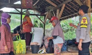 Dukung Asta Cita Presiden RI, Polsek Sukadana Ajak Warga Salakaria Buat Lahan Produktif