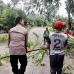 Humanis, Polsek Cijeungjing Polres Ciamis Ikut Kerja Bakti Bareng Warga Bersihkan Jalan