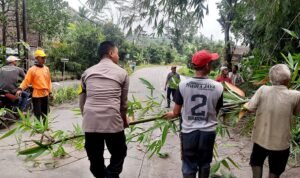 Humanis, Polsek Cijeungjing Polres Ciamis Ikut Kerja Bakti Bareng Warga Bersihkan Jalan