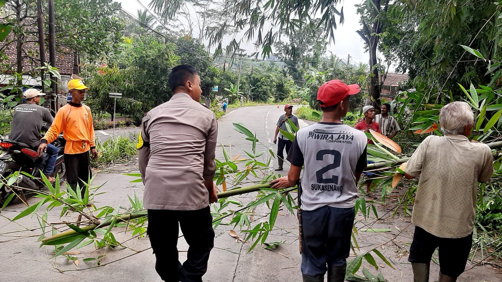 Humanis, Polsek Cijeungjing Polres Ciamis Ikut Kerja Bakti Bareng Warga Bersihkan Jalan