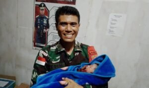 Menutup Tahun 2024 Satgas Pamtas Yonarmed 11 Kostrad Pos Sei Kaca Bantu Persalinan Darurat Ibu Melahirkan