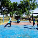 Salurkan Bakat, Satgasmar Pam Ambalat XXX Latih SMK Nurul Iman Olahraga Bola Voli.