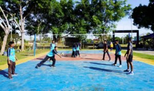 Salurkan Bakat, Satgasmar Pam Ambalat XXX Latih SMK Nurul Iman Olahraga Bola Voli.