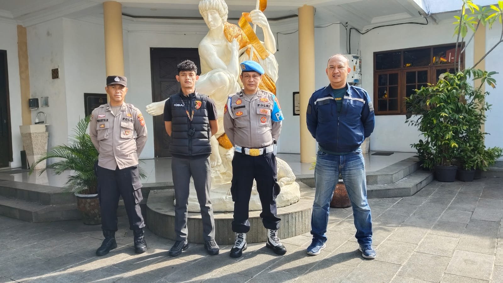 Berikan Rasa Nyaman, Polres Ciamis Bersiaga di Gereja Katolik Santo Yohanes Pembabtis Ciamis