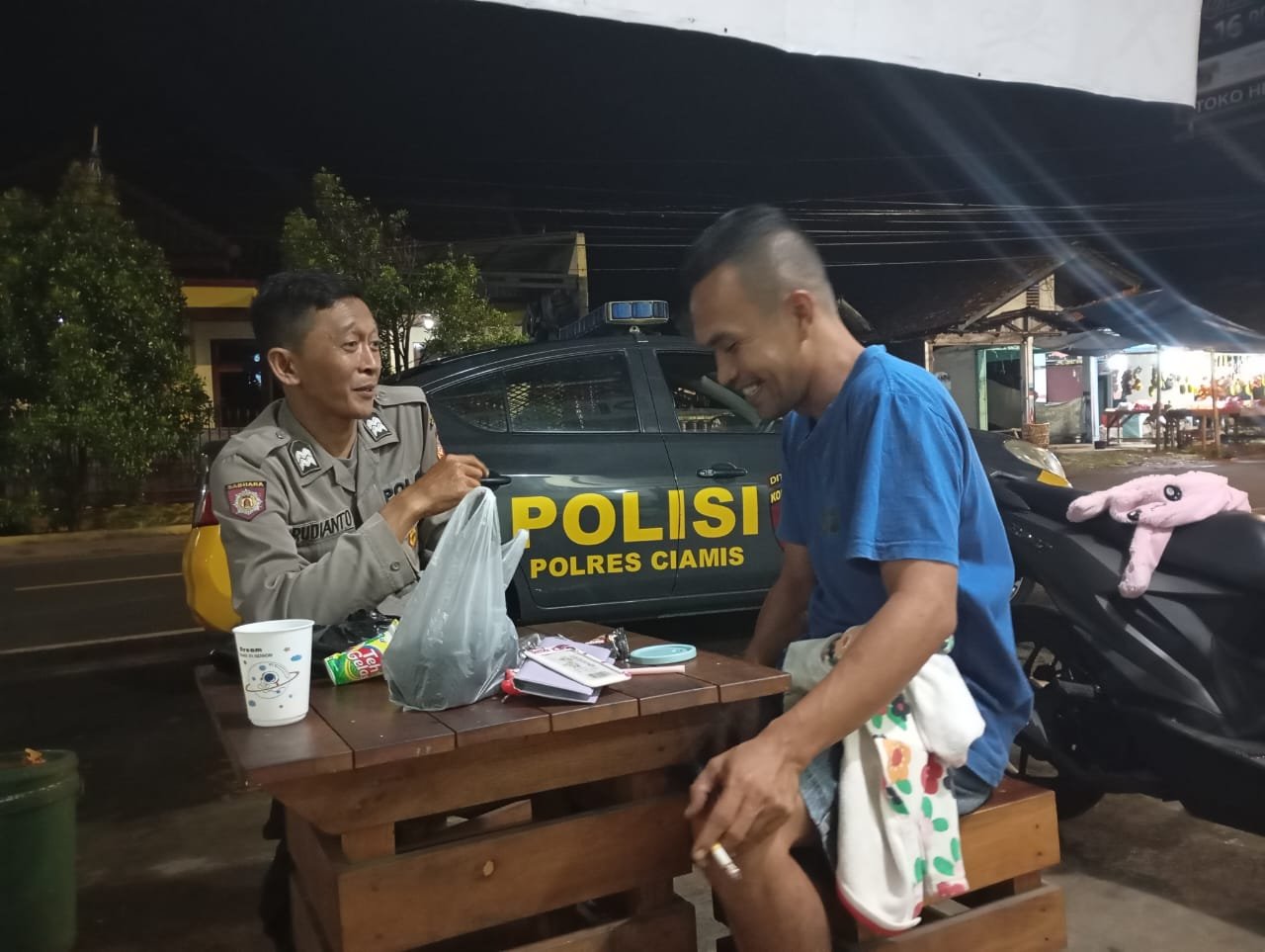 Berikan Rasa Aman, Personel Polsek Kawali Polres Ciamis Patroli Dialogis di Malam Hari