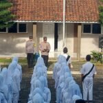 Humanis, Kapolsek Cijeungjing Datang ke SMK Taruna Bangsa Jadi Inspektur Upacara Bendera