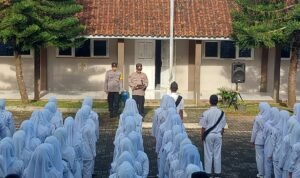 Humanis, Kapolsek Cijeungjing Datang ke SMK Taruna Bangsa Jadi Inspektur Upacara Bendera