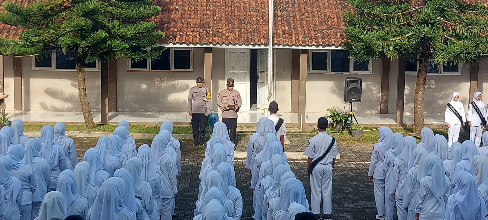 Humanis, Kapolsek Cijeungjing Datang ke SMK Taruna Bangsa Jadi Inspektur Upacara Bendera