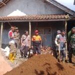 Personel Polsek Panjalu Datangi TKP Bencana Tanah Longsor dan Gotong Royong Bareng Warga