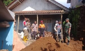 Personel Polsek Panjalu Datangi TKP Bencana Tanah Longsor dan Gotong Royong Bareng Warga