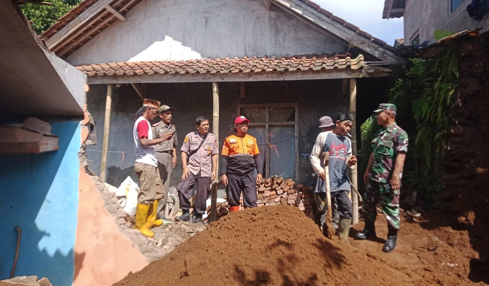 Personel Polsek Panjalu Datangi TKP Bencana Tanah Longsor dan Gotong Royong Bareng Warga