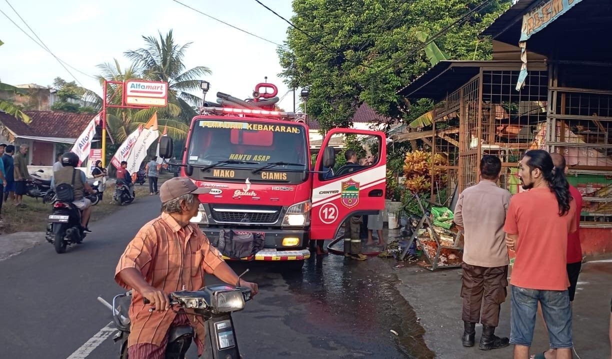 Polsek Cijeungjing Tunjukkan Kesigapan Tangani Kebakaran di Dusun Handapherang