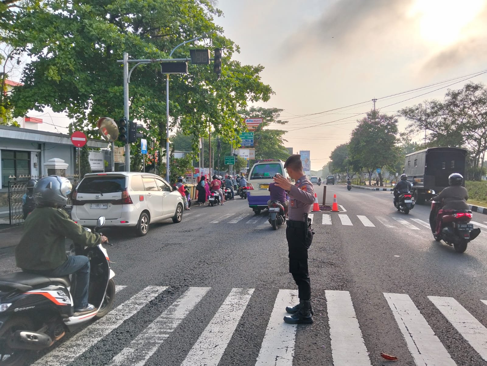 Pelayanan Masyarakat, Samapta Polres Ciamis Bersiaga di Daerah Rawan Kemacetan Saat Pagi