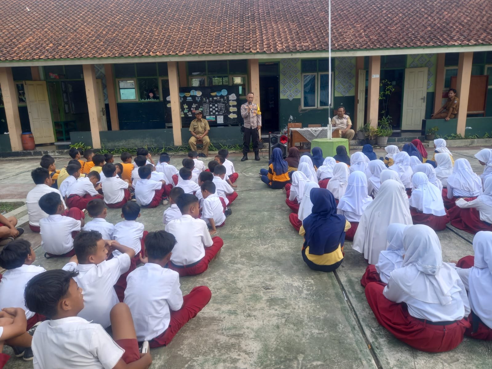 Penyuluhan Tentang Bahaya Bullying oleh Bhabinkamtibmas dan Babinsa di SDN 01 Imbanagara