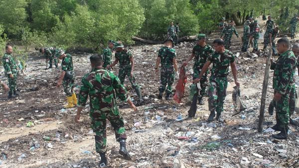 Dandim 1604/Kupang Pimpin Lansung Karya Bakti Pembersihan Sampah