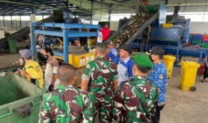 Danrem 162/WB Tinjau Langsung Proses Pengolahan Sampah di TPST Sandubaya