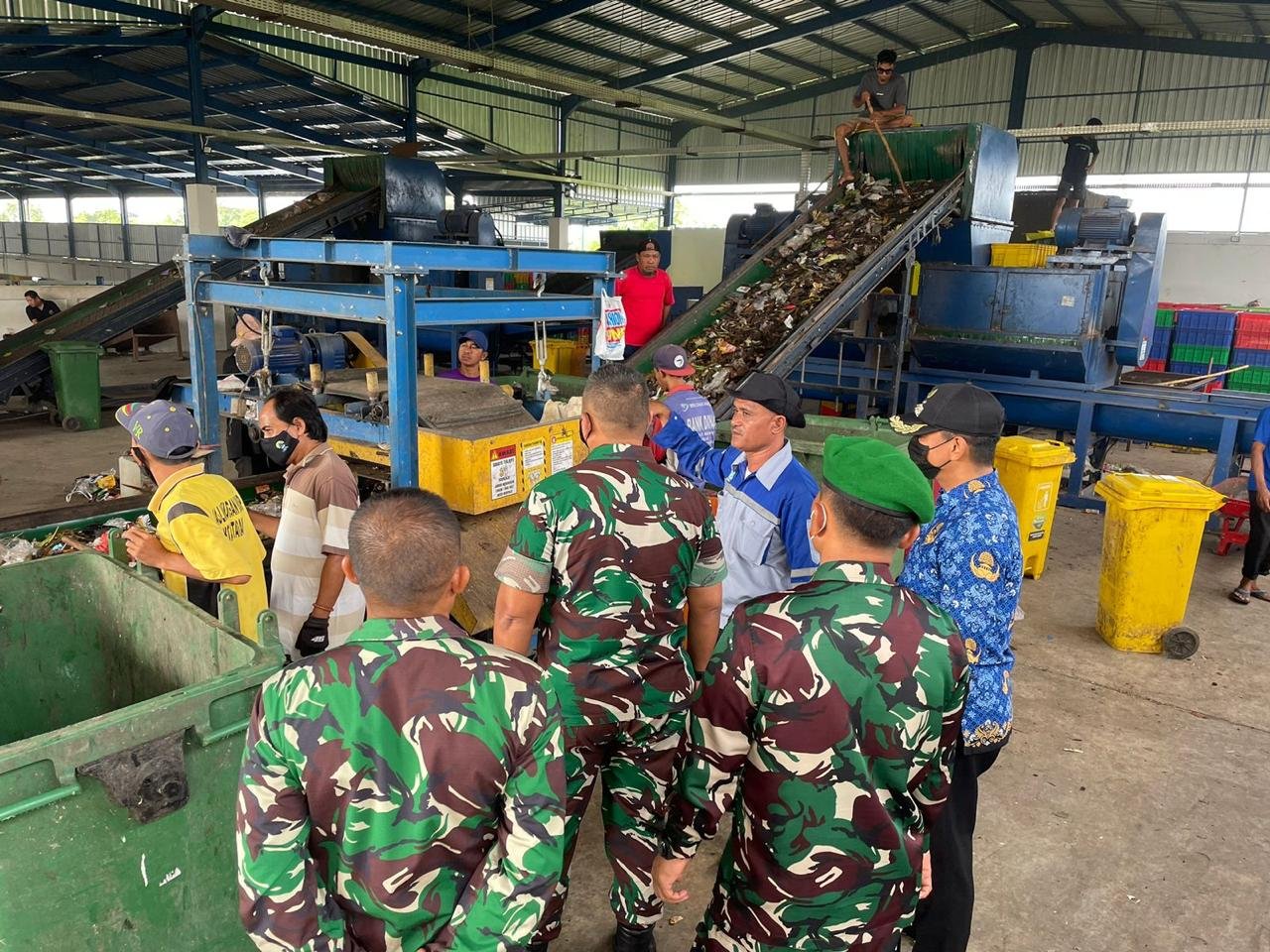 Danrem 162/WB Tinjau Langsung Proses Pengolahan Sampah di TPST Sandubaya