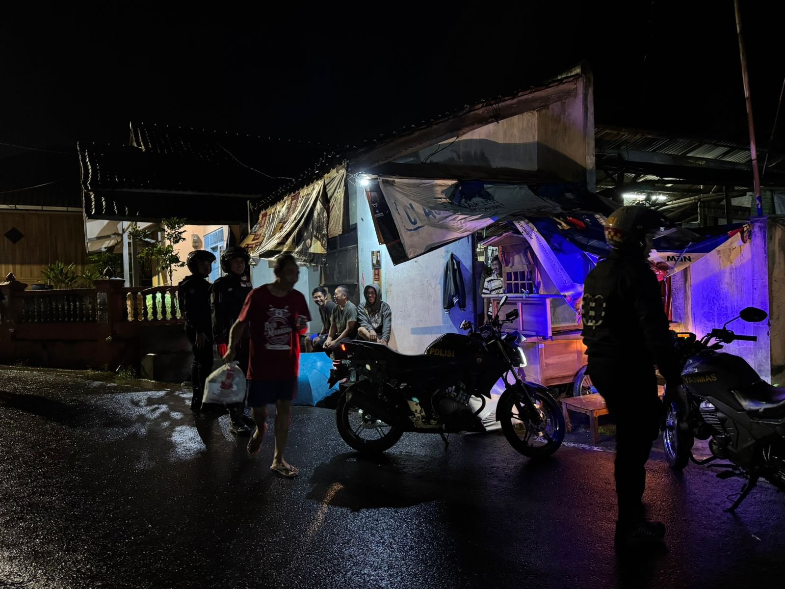 Humanis, Pasukan Patroli Roda 2 Samapta Polres Ciamis Beri Imbauan Warga di Pos Ronda Rancapetir