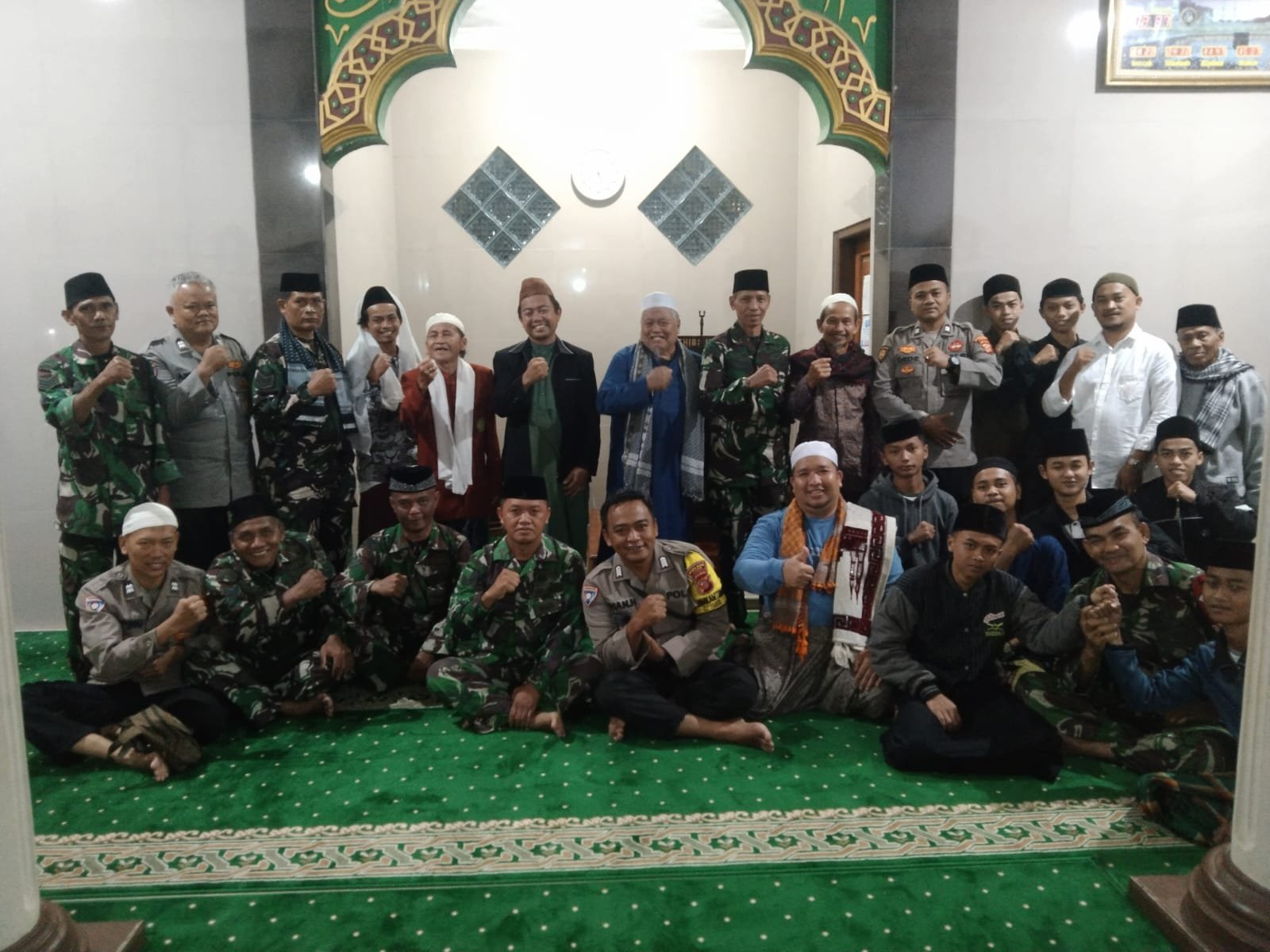 Perkuat Sinergitas, Polsek Kawali Ikuti Safari Sholat Subuh Berjamaah Bersama Warga Awiluar